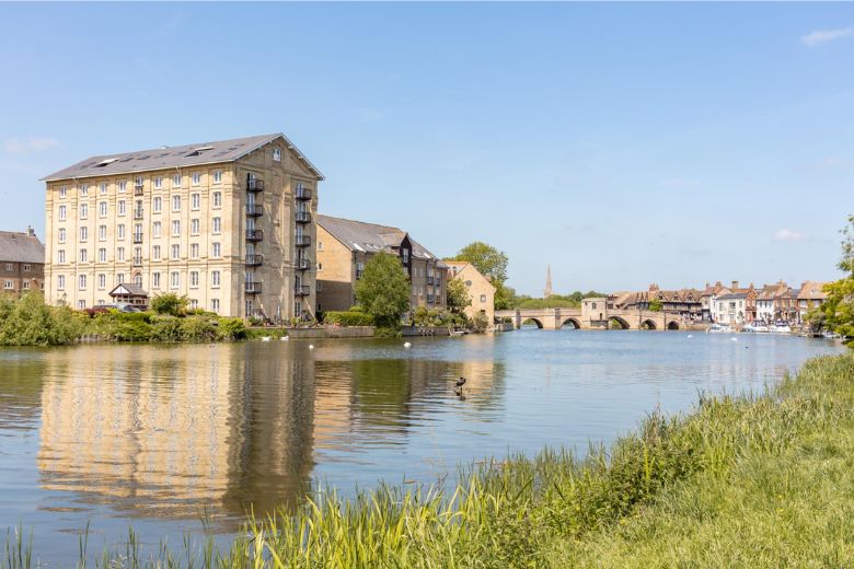 View of the River Great Ouse and the St Ives Bridge - walks in St Ives, Cambridgeshire